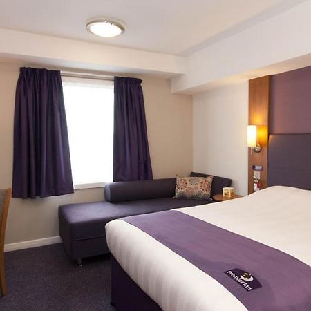 Premier Inn Epsom Central エクステリア 写真