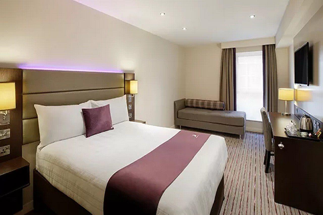 Premier Inn Epsom Central エクステリア 写真