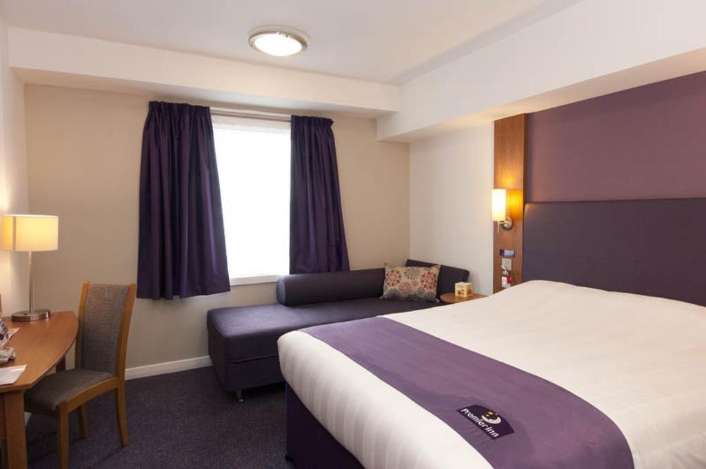 Premier Inn Epsom Central エクステリア 写真