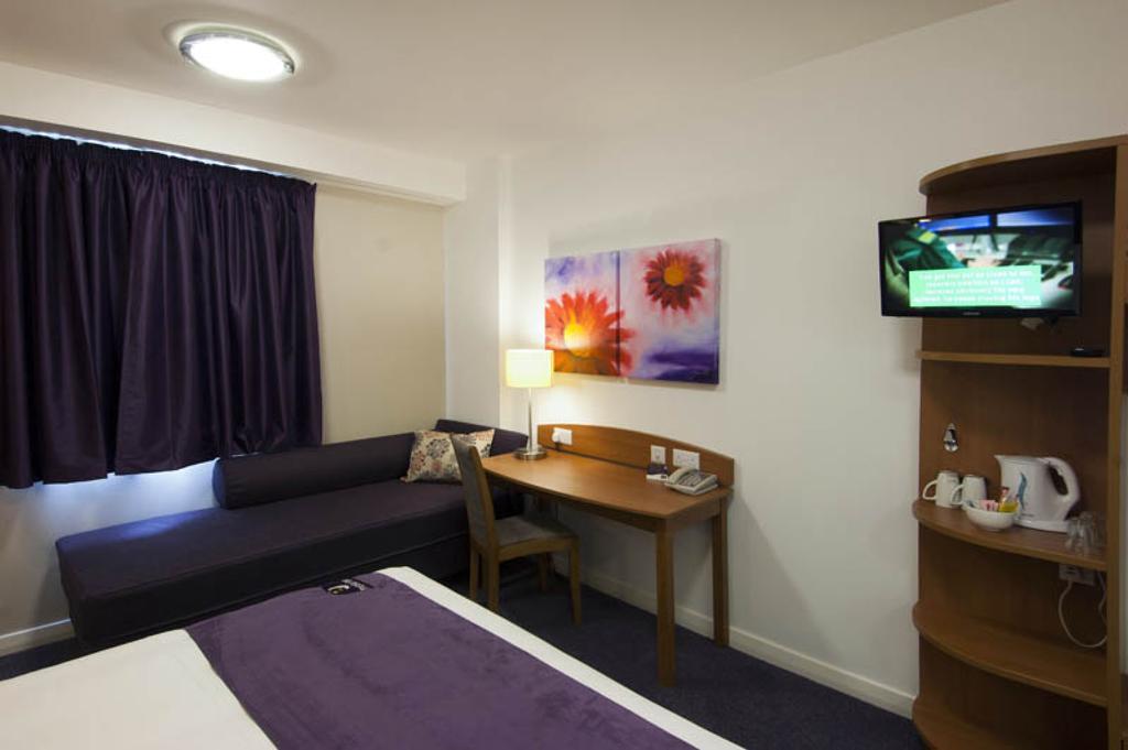 Premier Inn Epsom Central エクステリア 写真