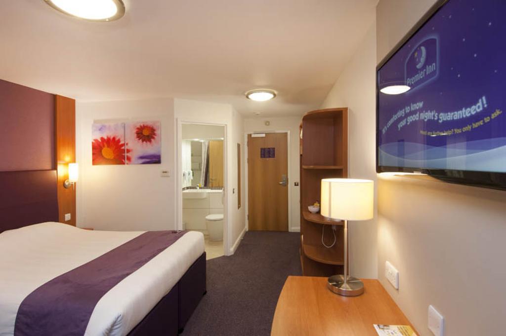 Premier Inn Epsom Central エクステリア 写真