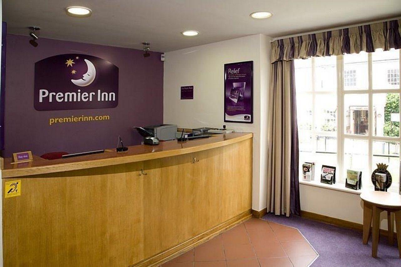 Premier Inn Epsom Central エクステリア 写真