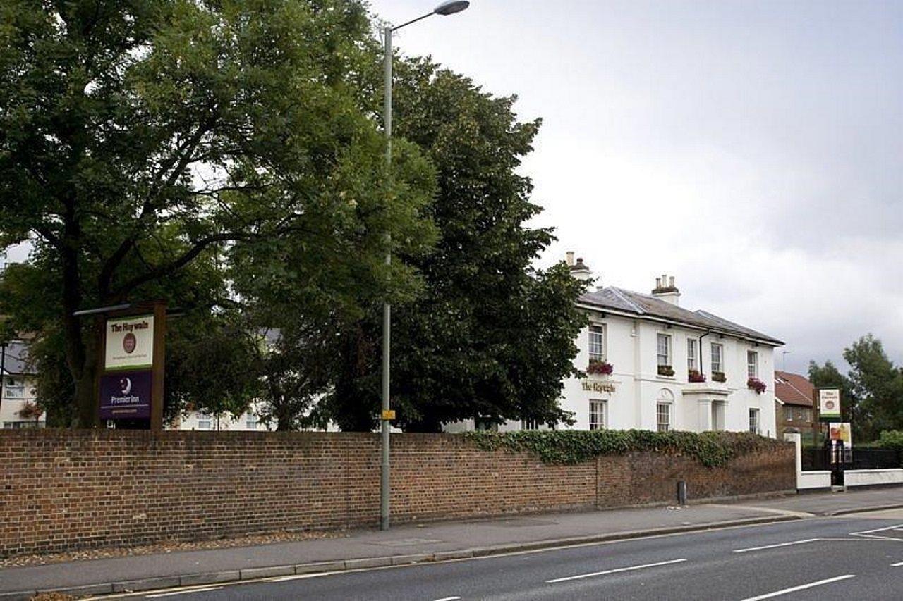 Premier Inn Epsom Central エクステリア 写真
