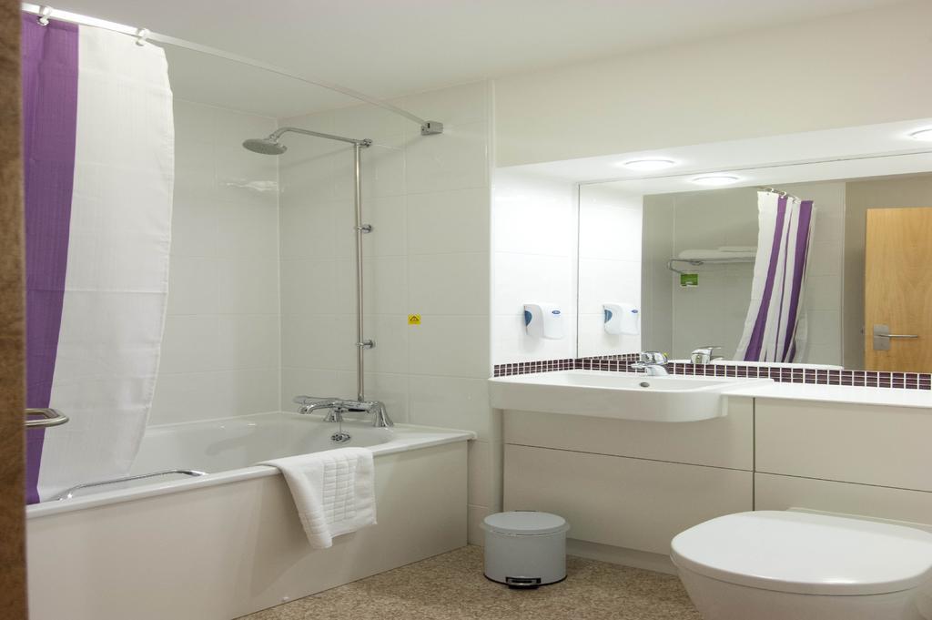 Premier Inn Epsom Central エクステリア 写真