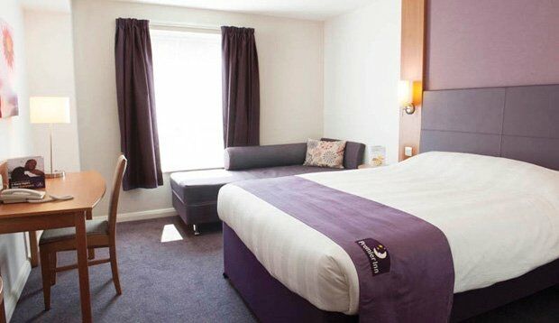 Premier Inn Epsom Central エクステリア 写真